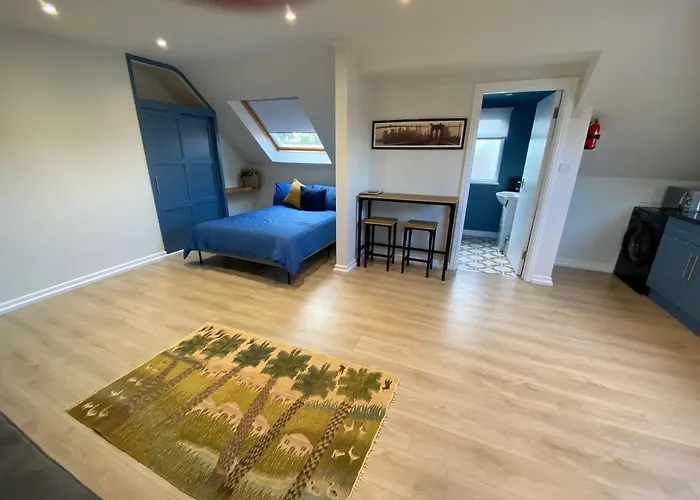 Lovely Spacious Loft Close To Train Station